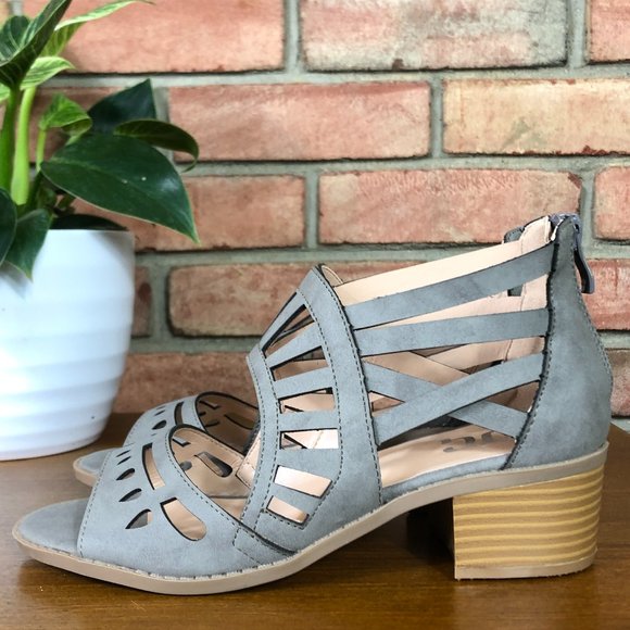 New Journee Collection Dexy Laser Cut Sandal - Picture 5 of 10